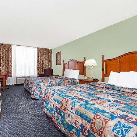 Days Inn & Suites By Wyndham Se Columbia Ft Jackson Eksteriør billede
