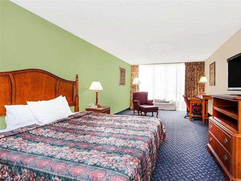 Days Inn & Suites By Wyndham Se Columbia Ft Jackson Eksteriør billede