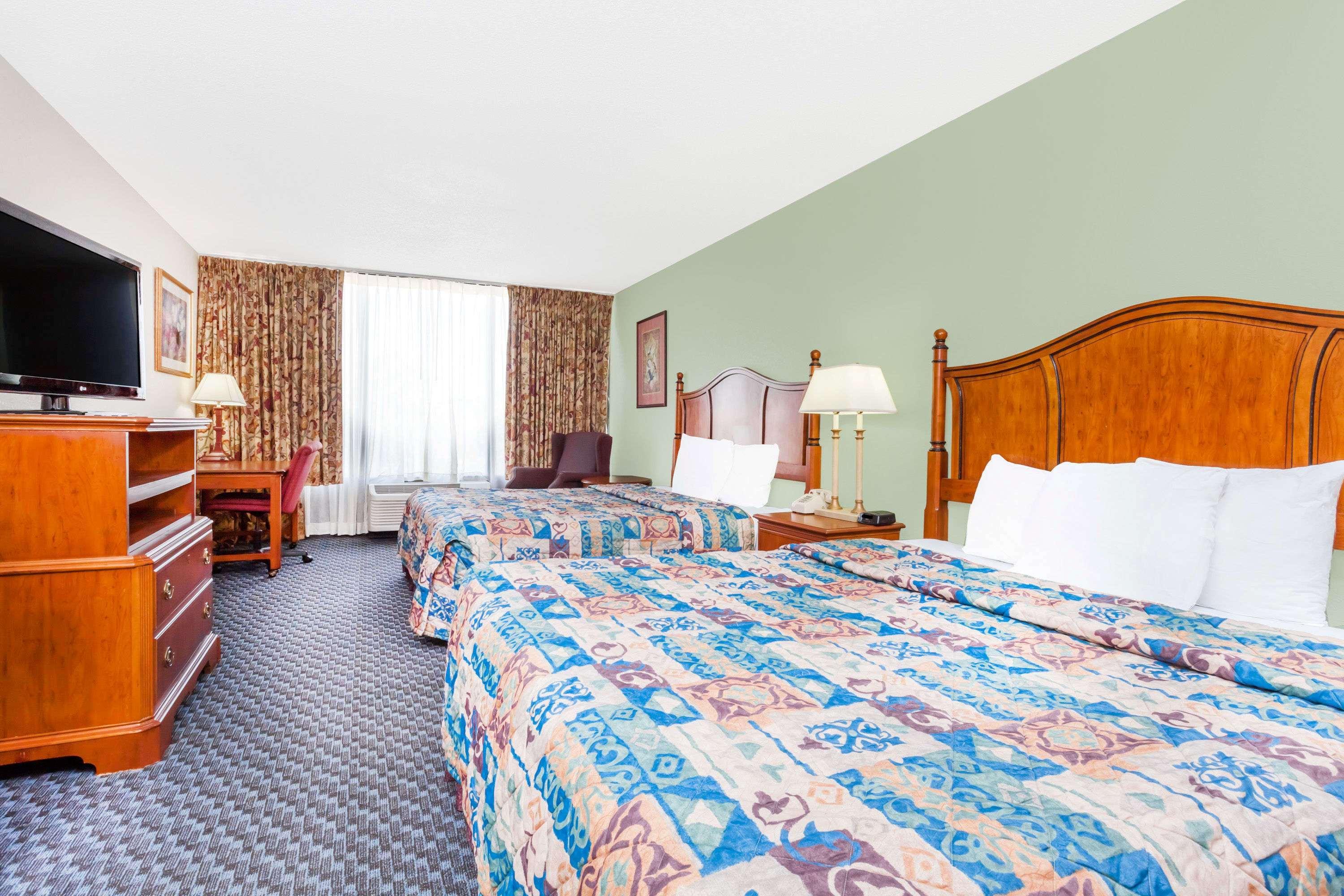 Days Inn & Suites By Wyndham Se Columbia Ft Jackson Eksteriør billede