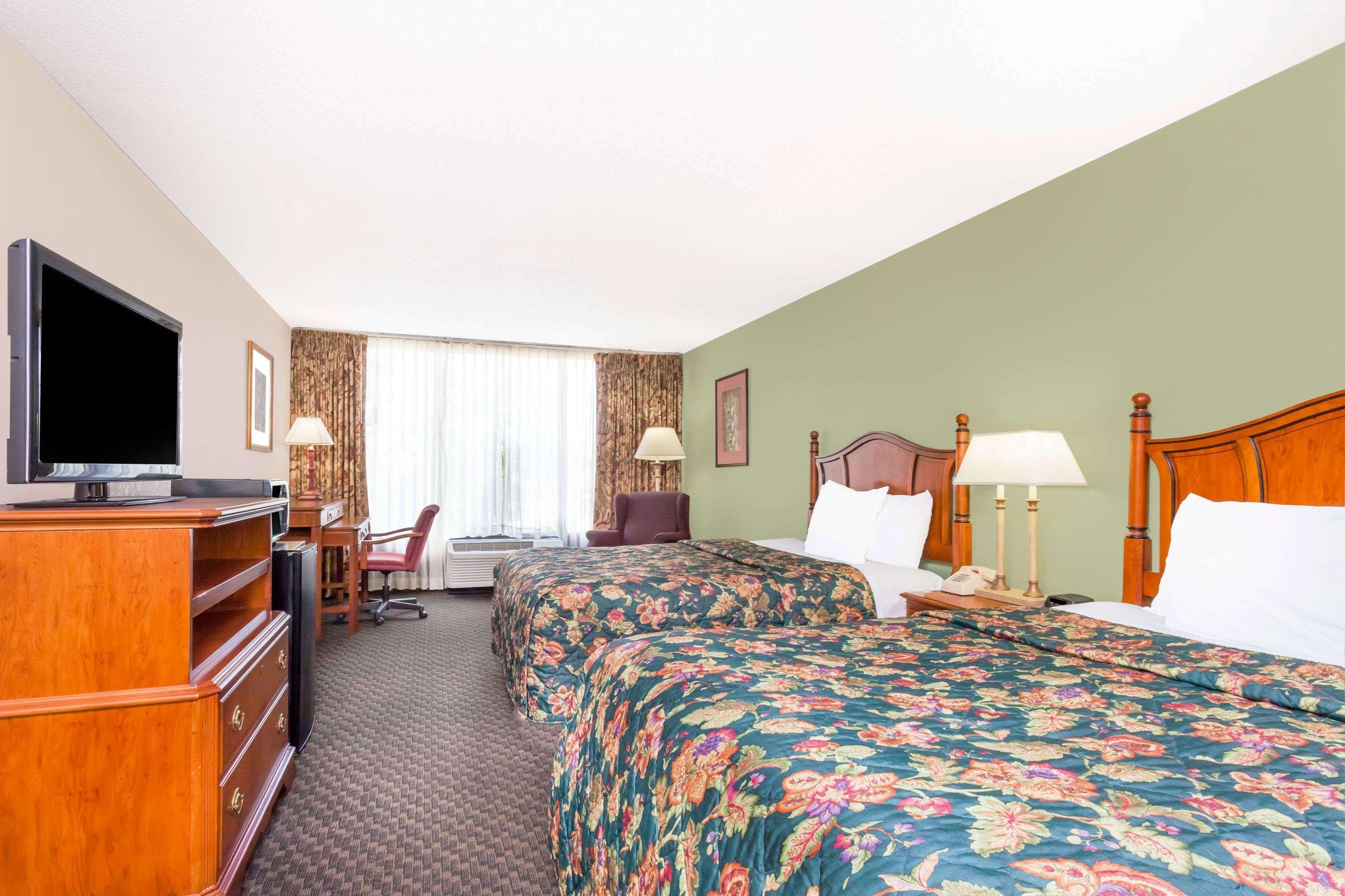Days Inn & Suites By Wyndham Se Columbia Ft Jackson Eksteriør billede