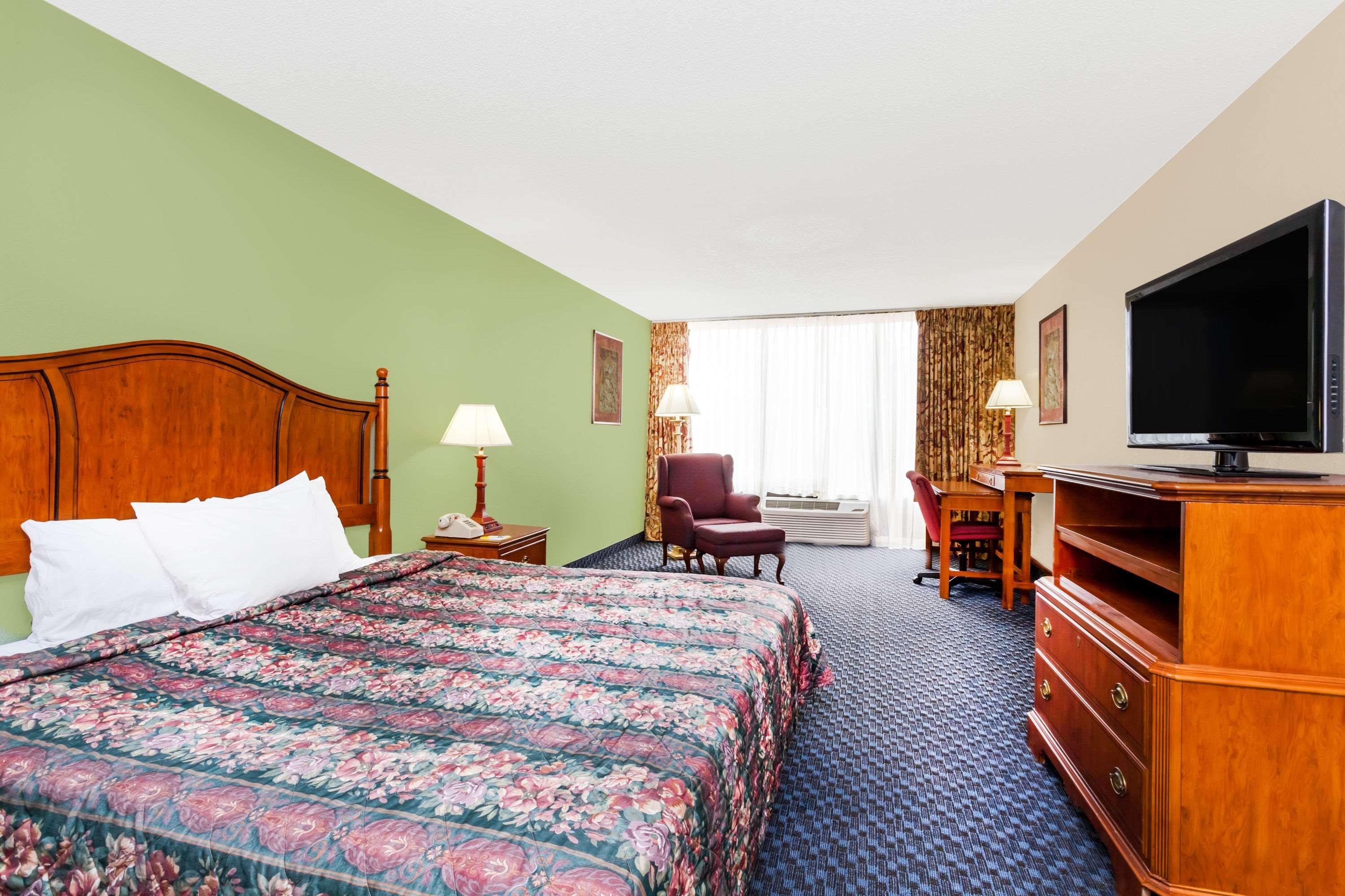 Days Inn & Suites By Wyndham Se Columbia Ft Jackson Eksteriør billede