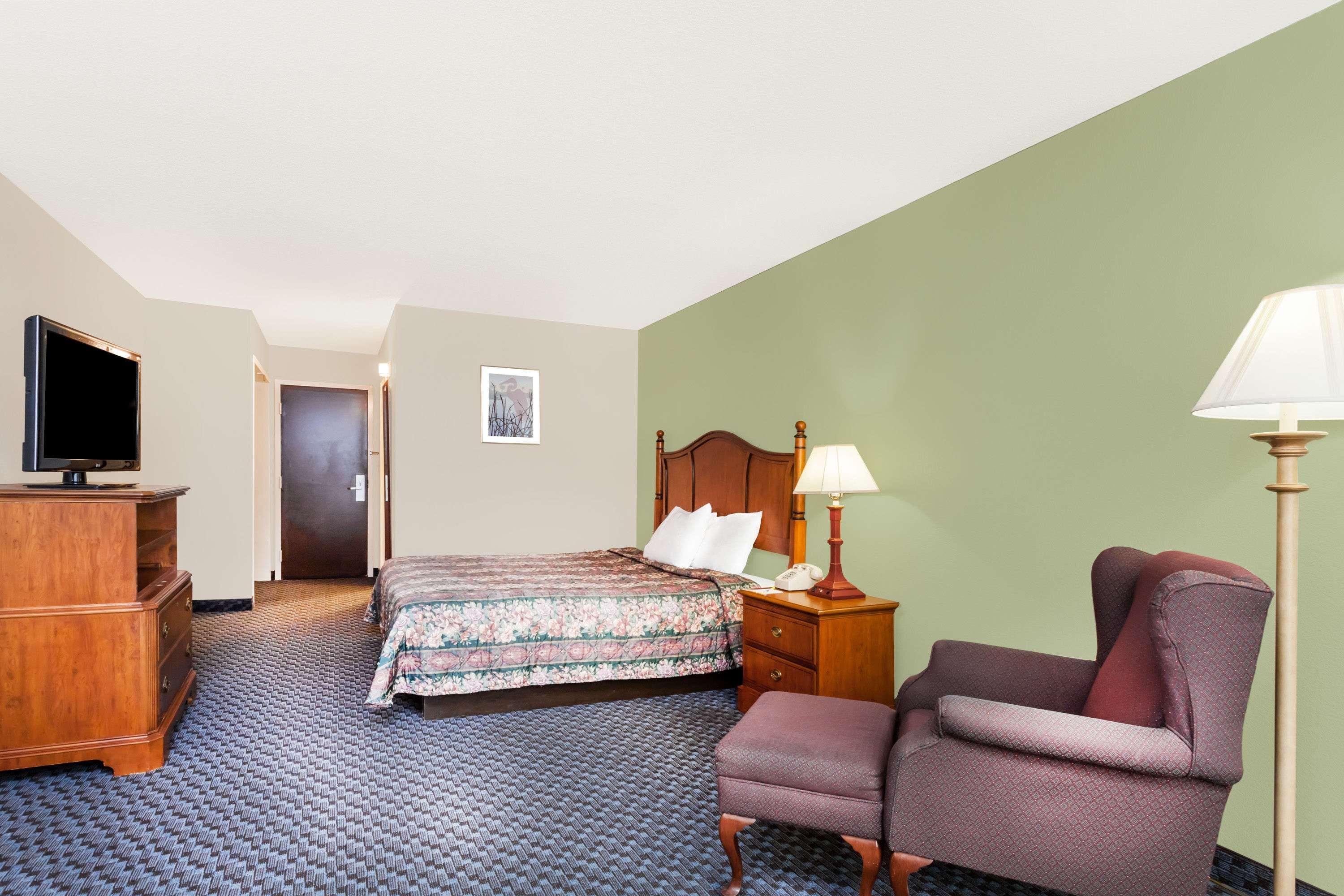 Days Inn & Suites By Wyndham Se Columbia Ft Jackson Eksteriør billede