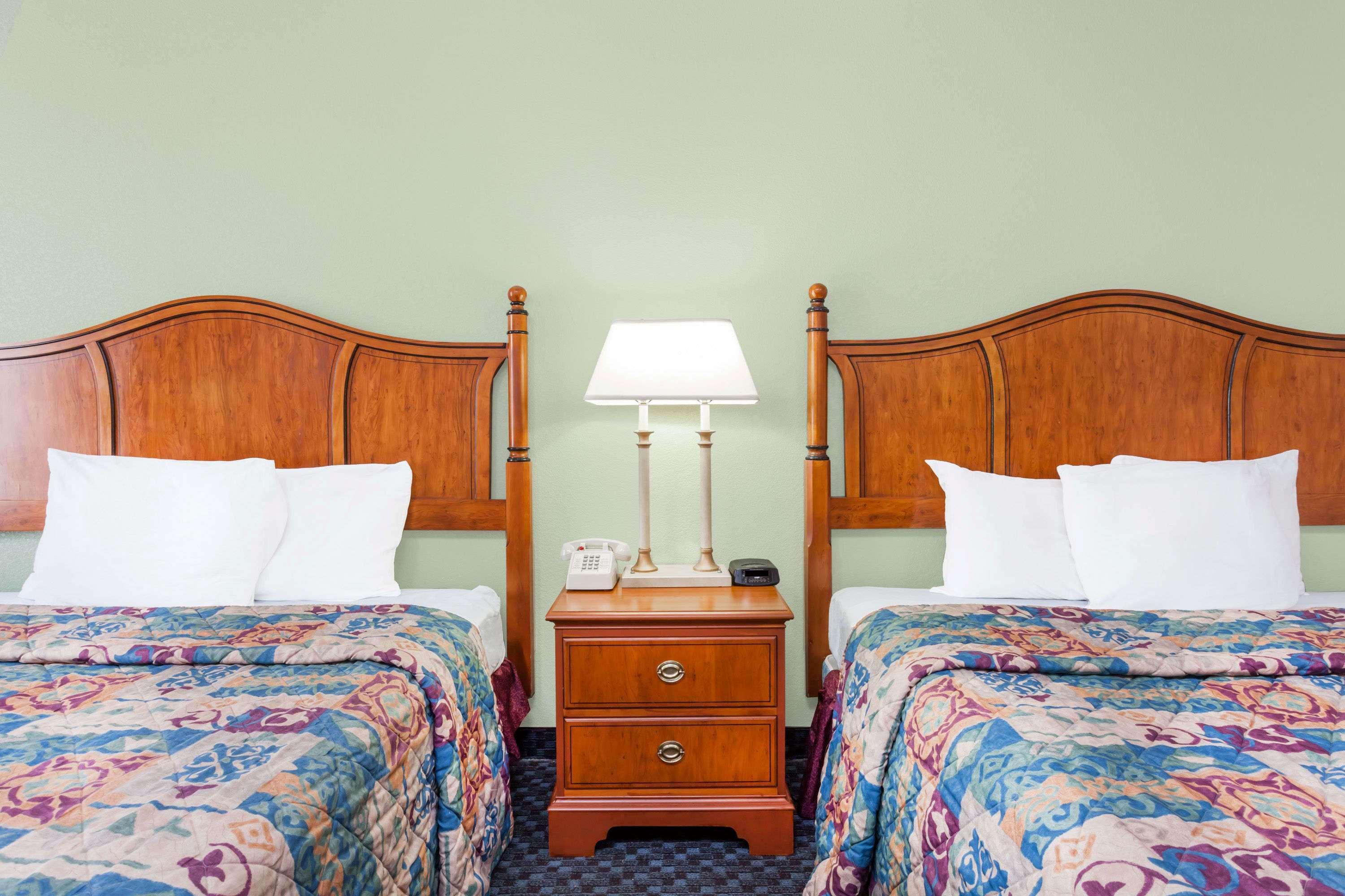 Days Inn & Suites By Wyndham Se Columbia Ft Jackson Eksteriør billede