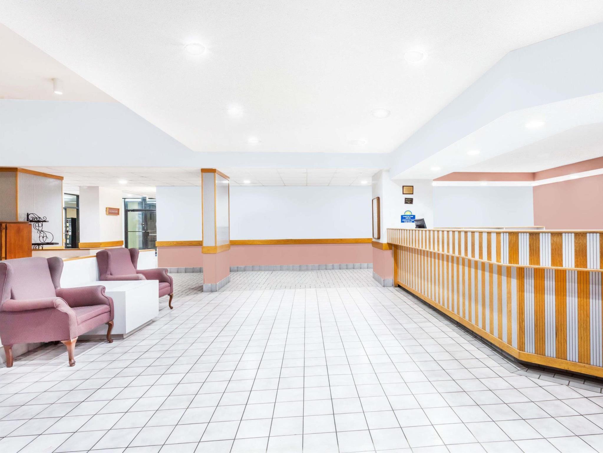Days Inn & Suites By Wyndham Se Columbia Ft Jackson Eksteriør billede