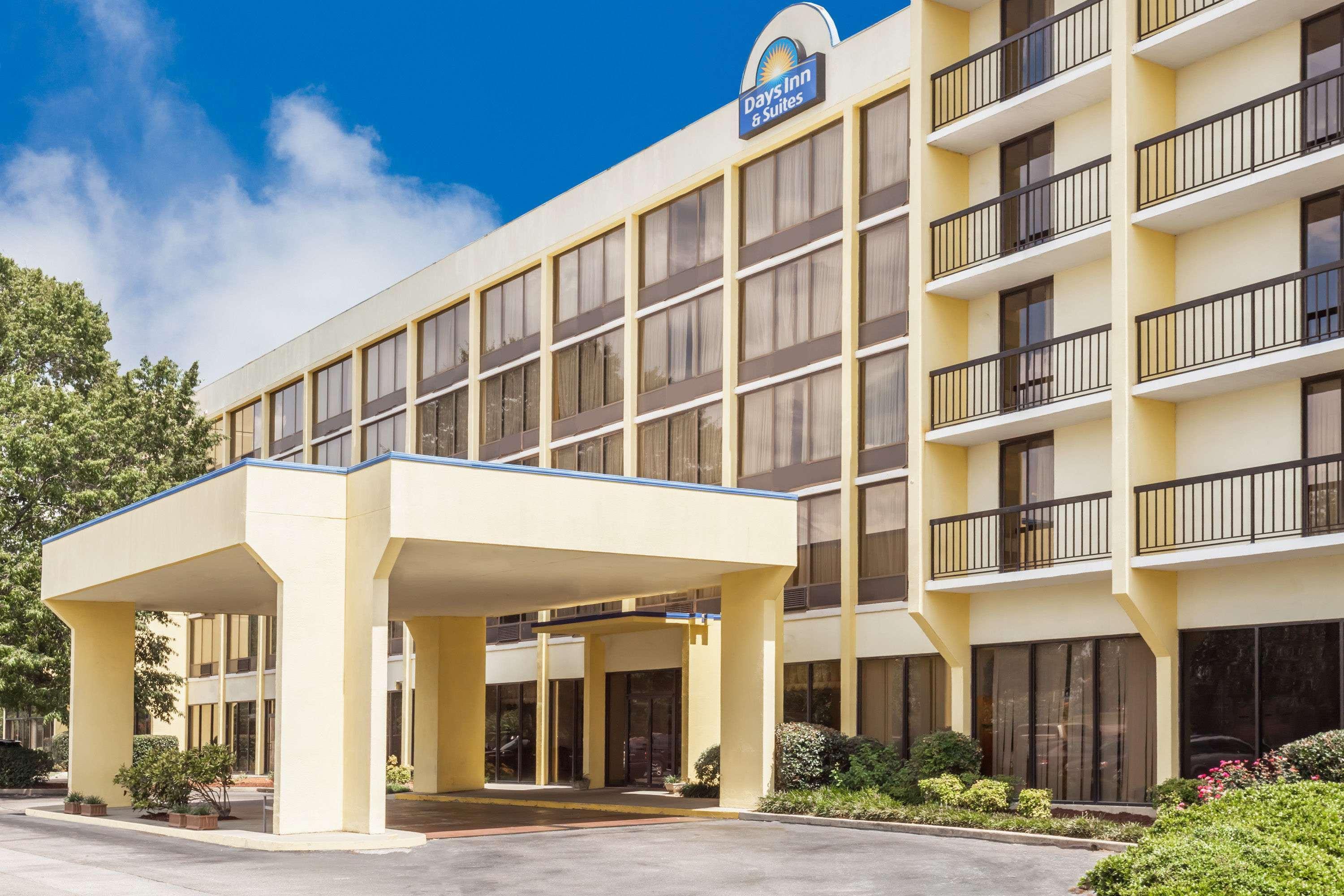 Days Inn & Suites By Wyndham Se Columbia Ft Jackson Eksteriør billede