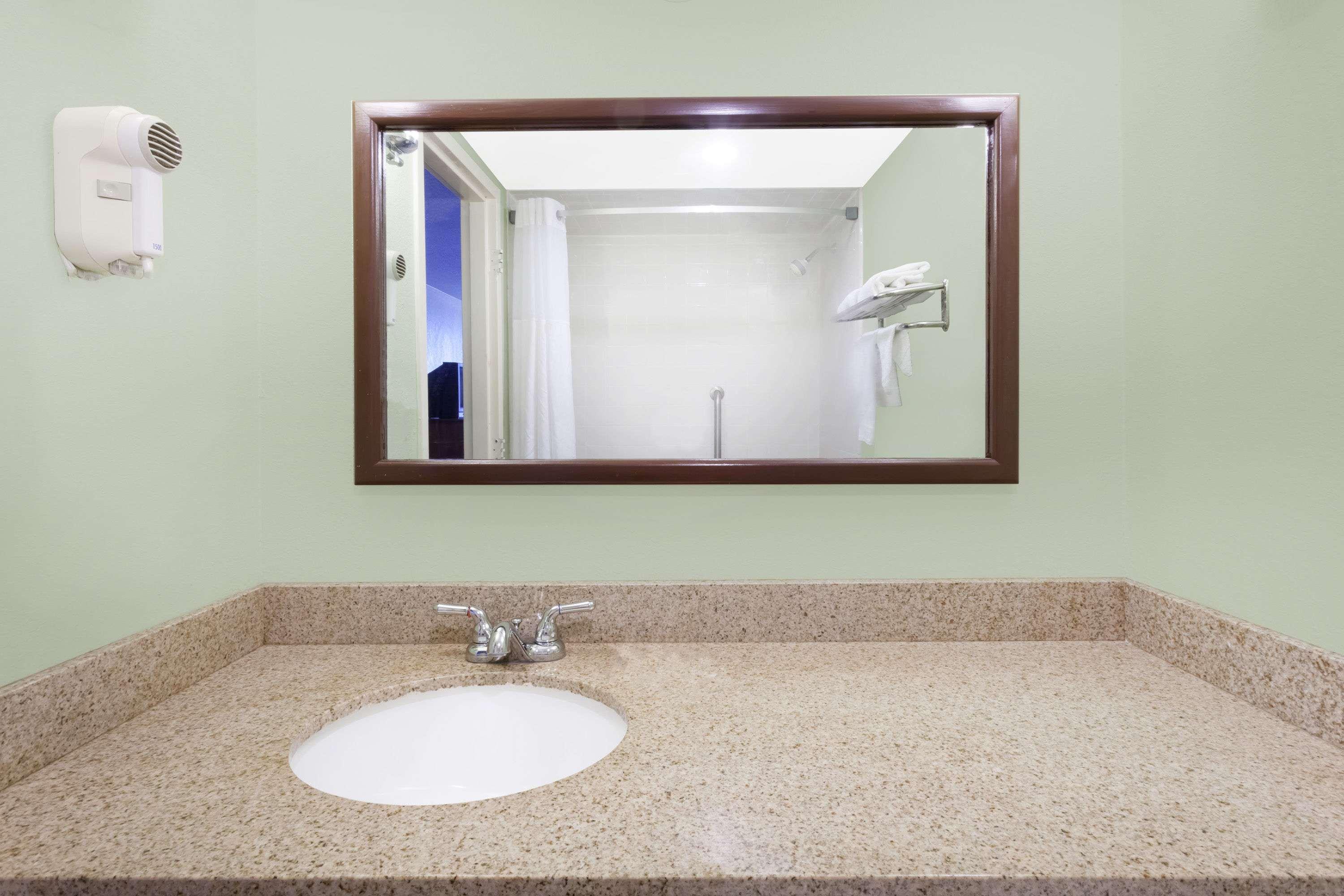 Days Inn & Suites By Wyndham Se Columbia Ft Jackson Eksteriør billede