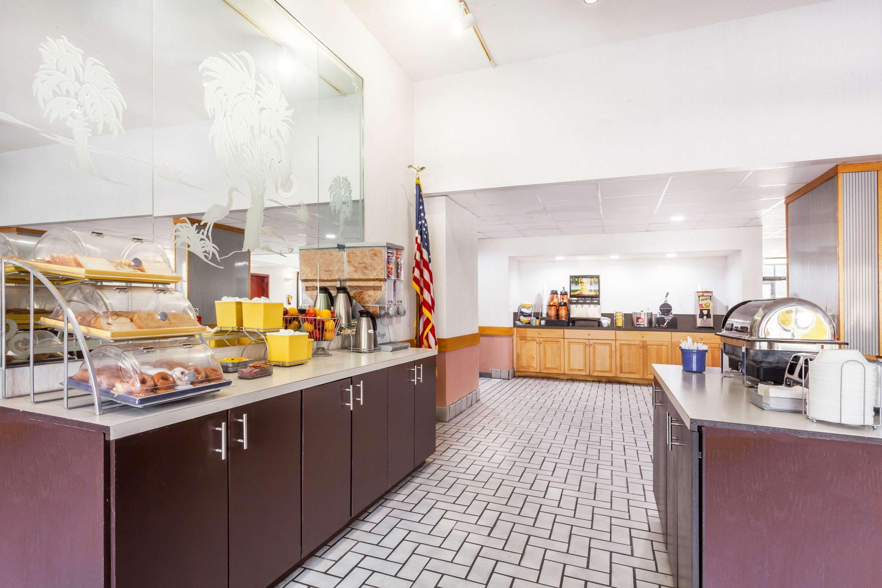 Days Inn & Suites By Wyndham Se Columbia Ft Jackson Eksteriør billede