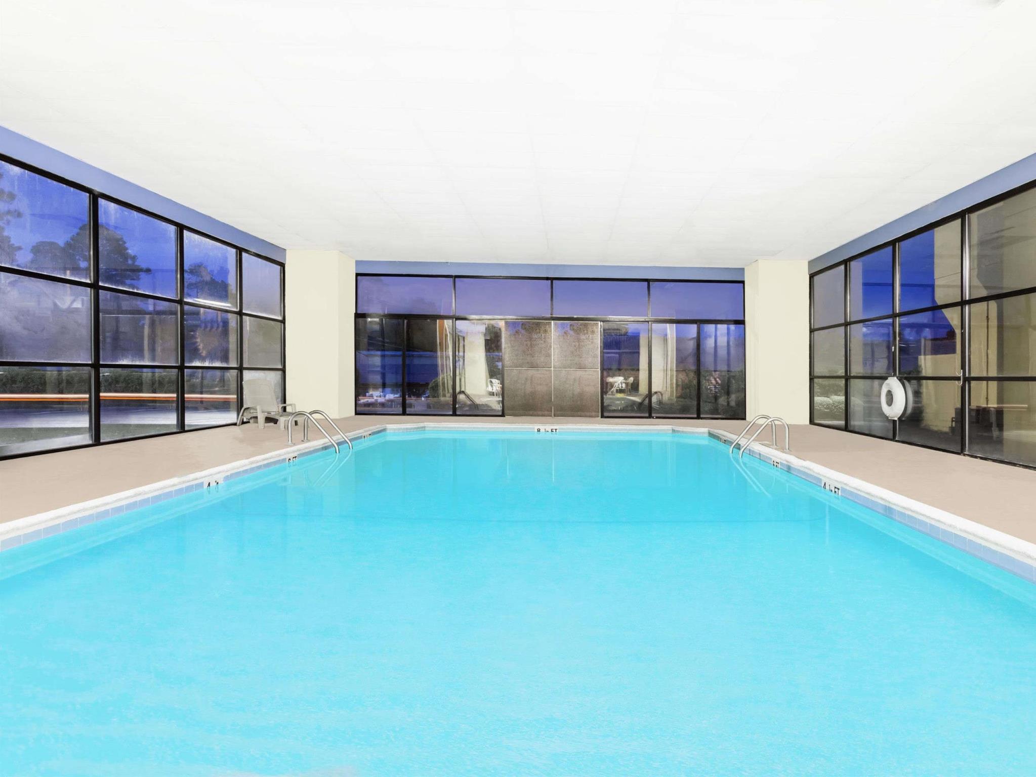 Days Inn & Suites By Wyndham Se Columbia Ft Jackson Eksteriør billede