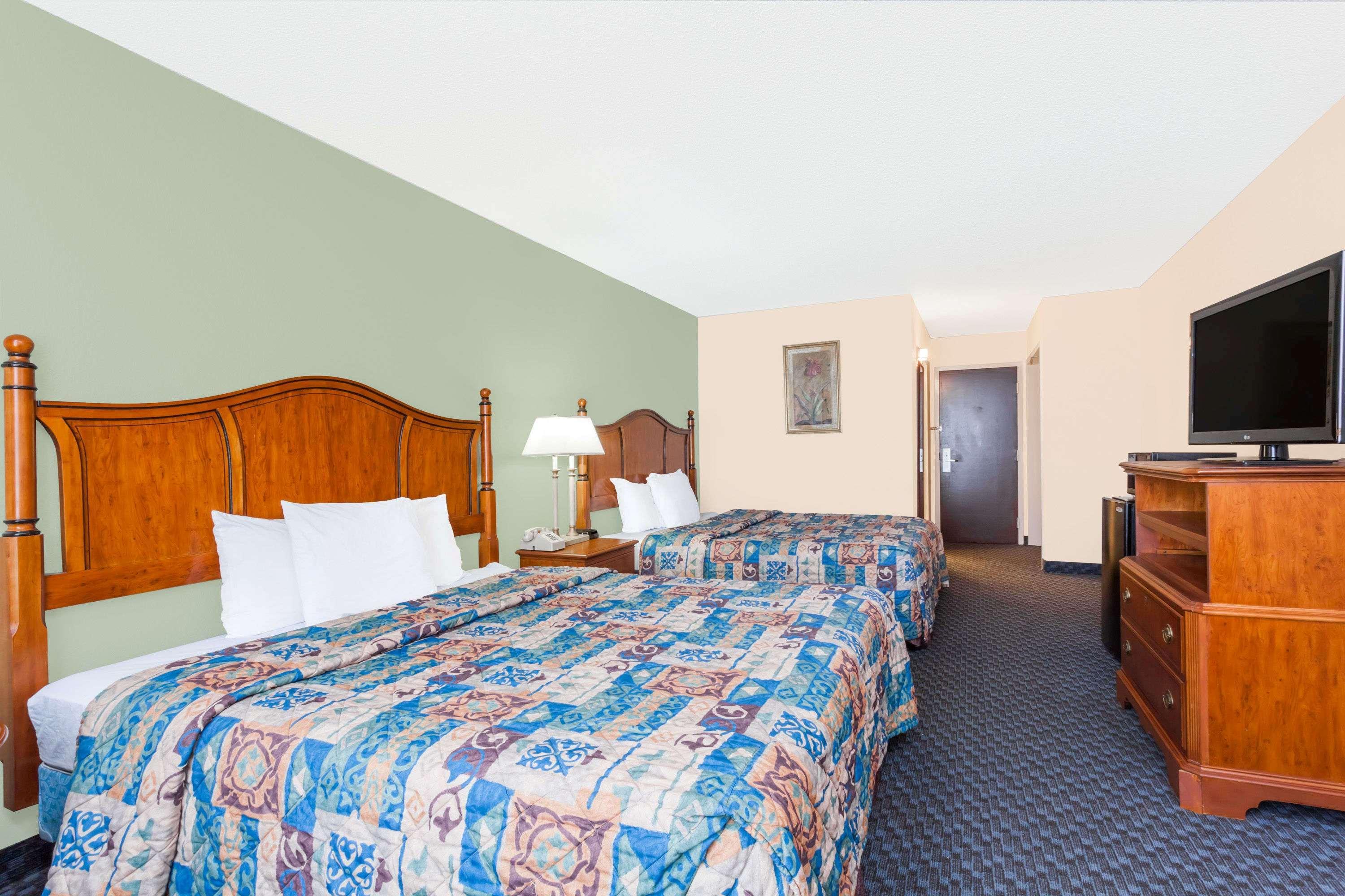 Days Inn & Suites By Wyndham Se Columbia Ft Jackson Eksteriør billede
