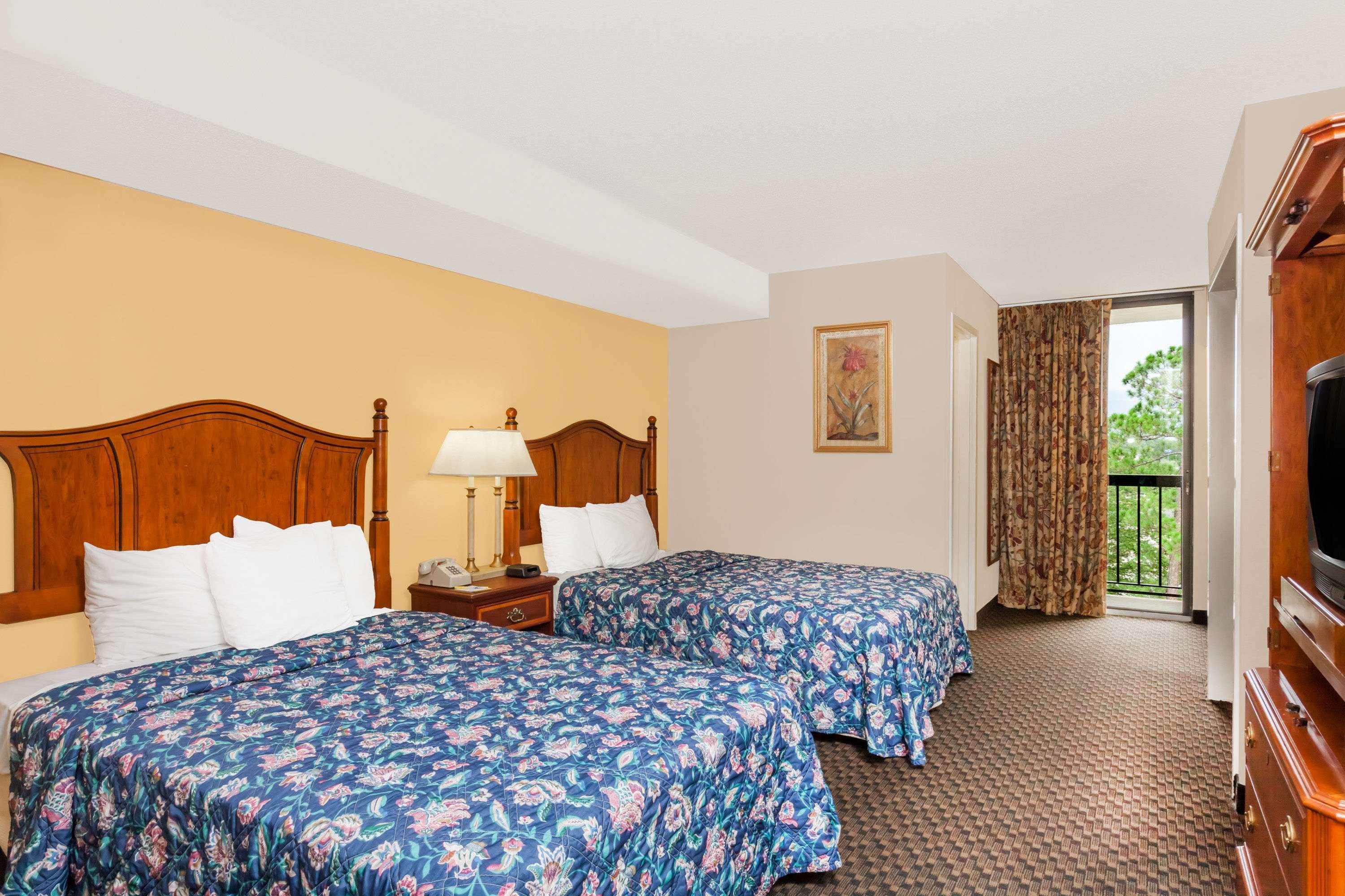Days Inn & Suites By Wyndham Se Columbia Ft Jackson Eksteriør billede