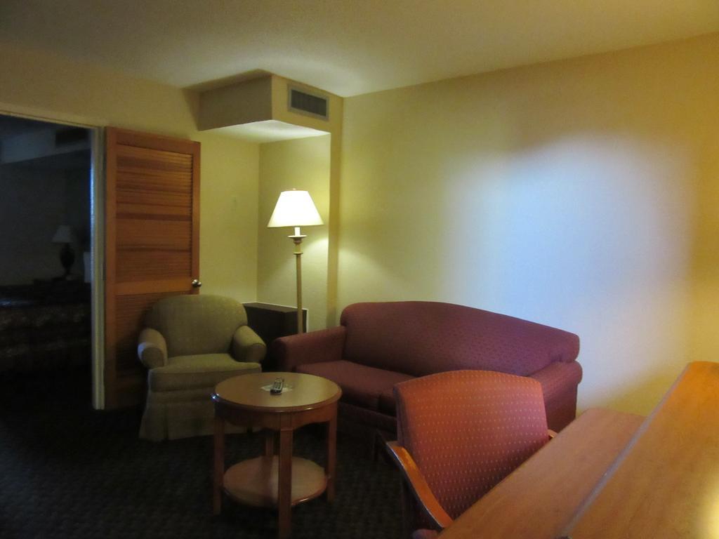 Days Inn & Suites By Wyndham Se Columbia Ft Jackson Eksteriør billede