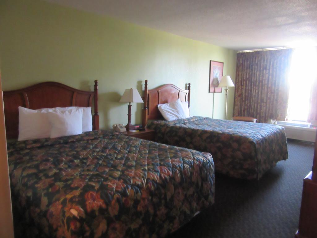 Days Inn & Suites By Wyndham Se Columbia Ft Jackson Eksteriør billede