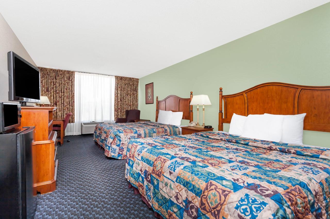 Days Inn & Suites By Wyndham Se Columbia Ft Jackson Eksteriør billede