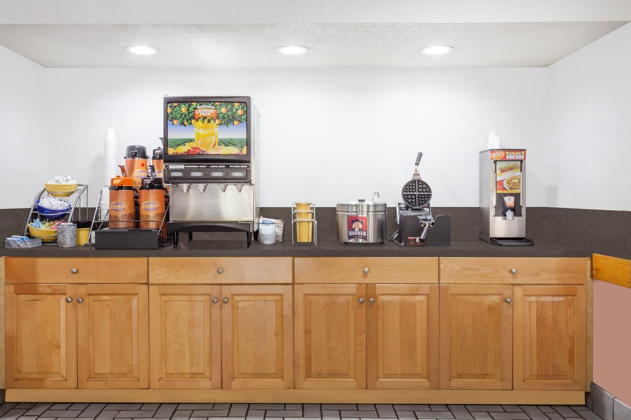 Days Inn & Suites By Wyndham Se Columbia Ft Jackson Eksteriør billede